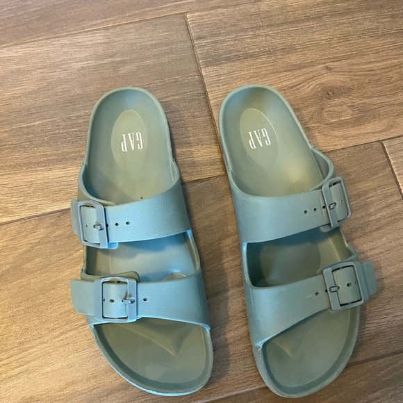 GAP Slides with adjustable buckles Worn Once - Picture 1 of 4
